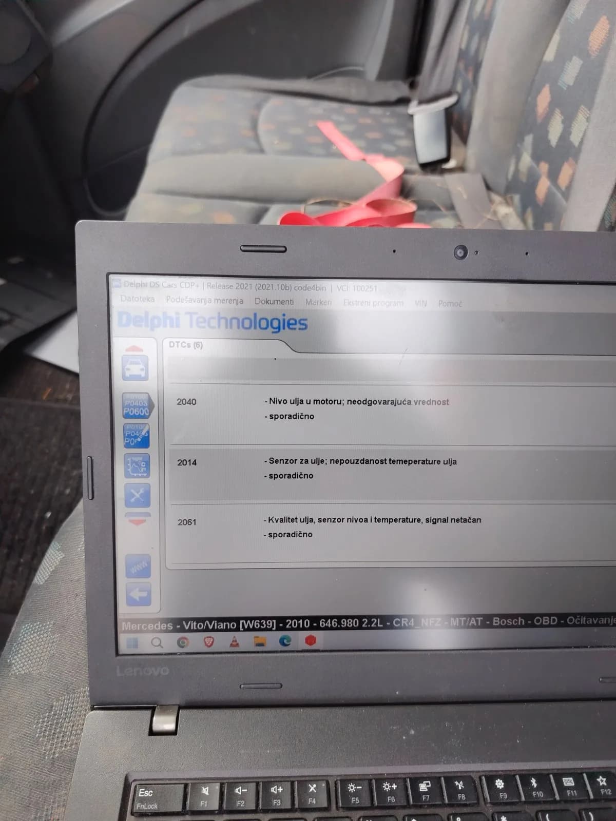 Check engine lampica na instrument tabli automobila