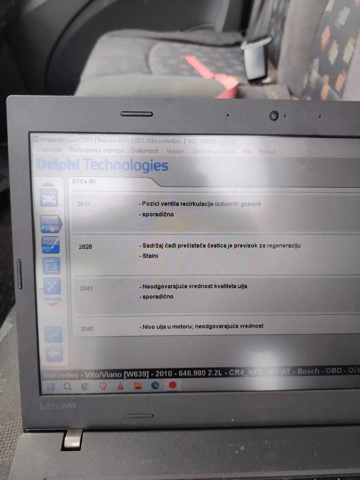 Lampica upozorenja za kočnice na instrument tabli automobila