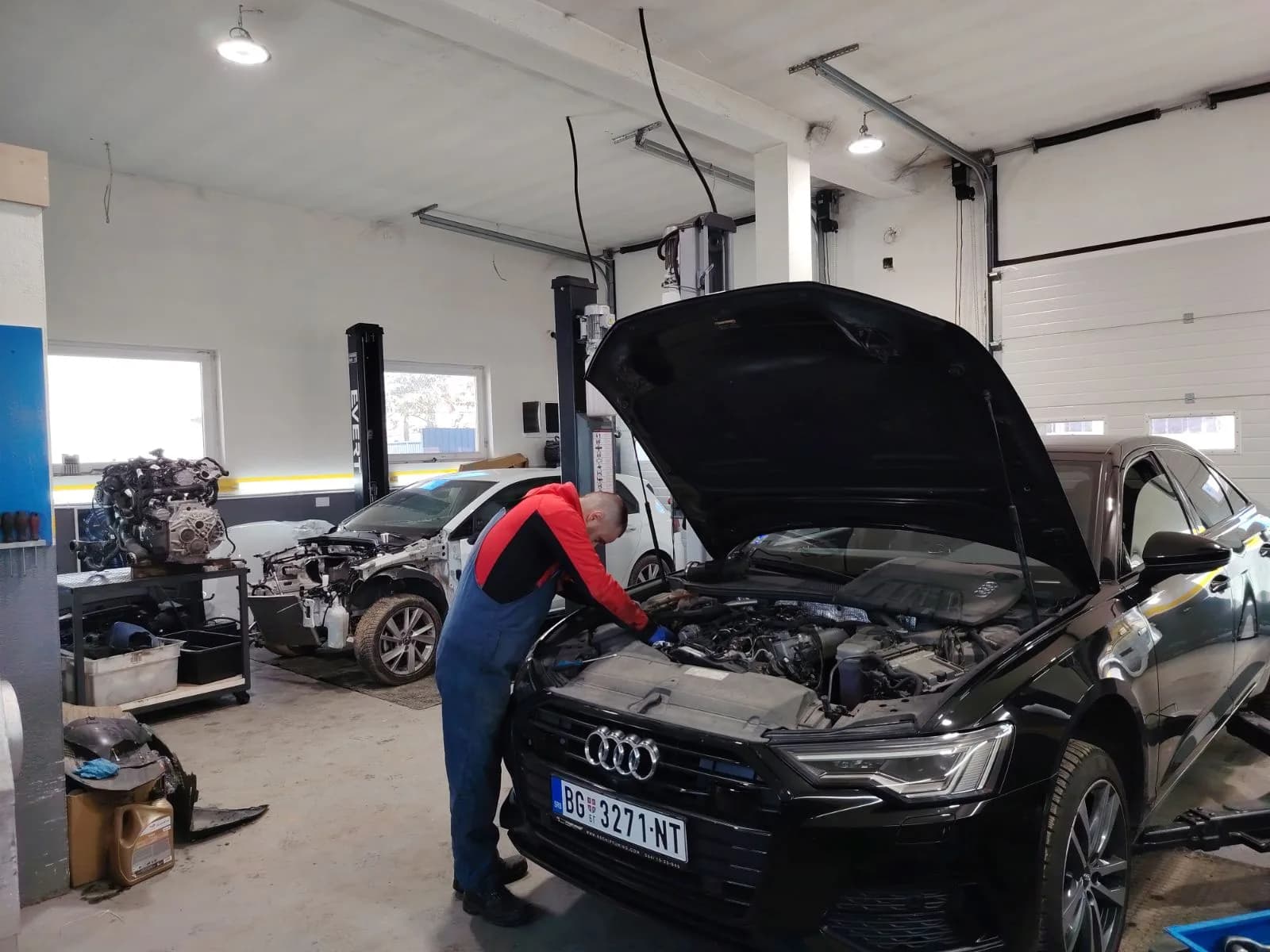 Prikaz razlike između malog i velikog servisa automobila