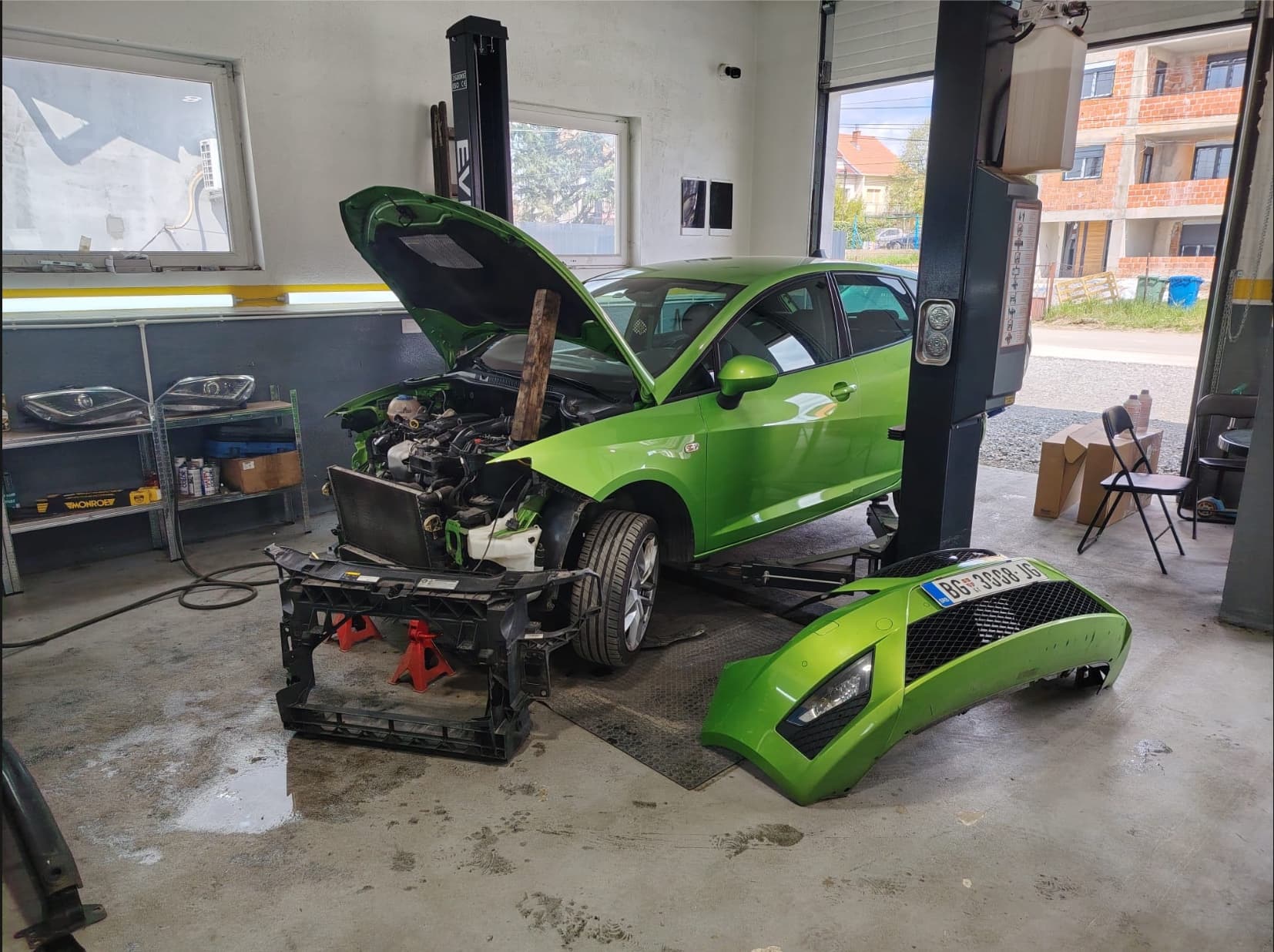 Seat Ibiza 6J sa skinutim branikom i razmontiranim prednjim delom pre zamene hladnjaka klime
