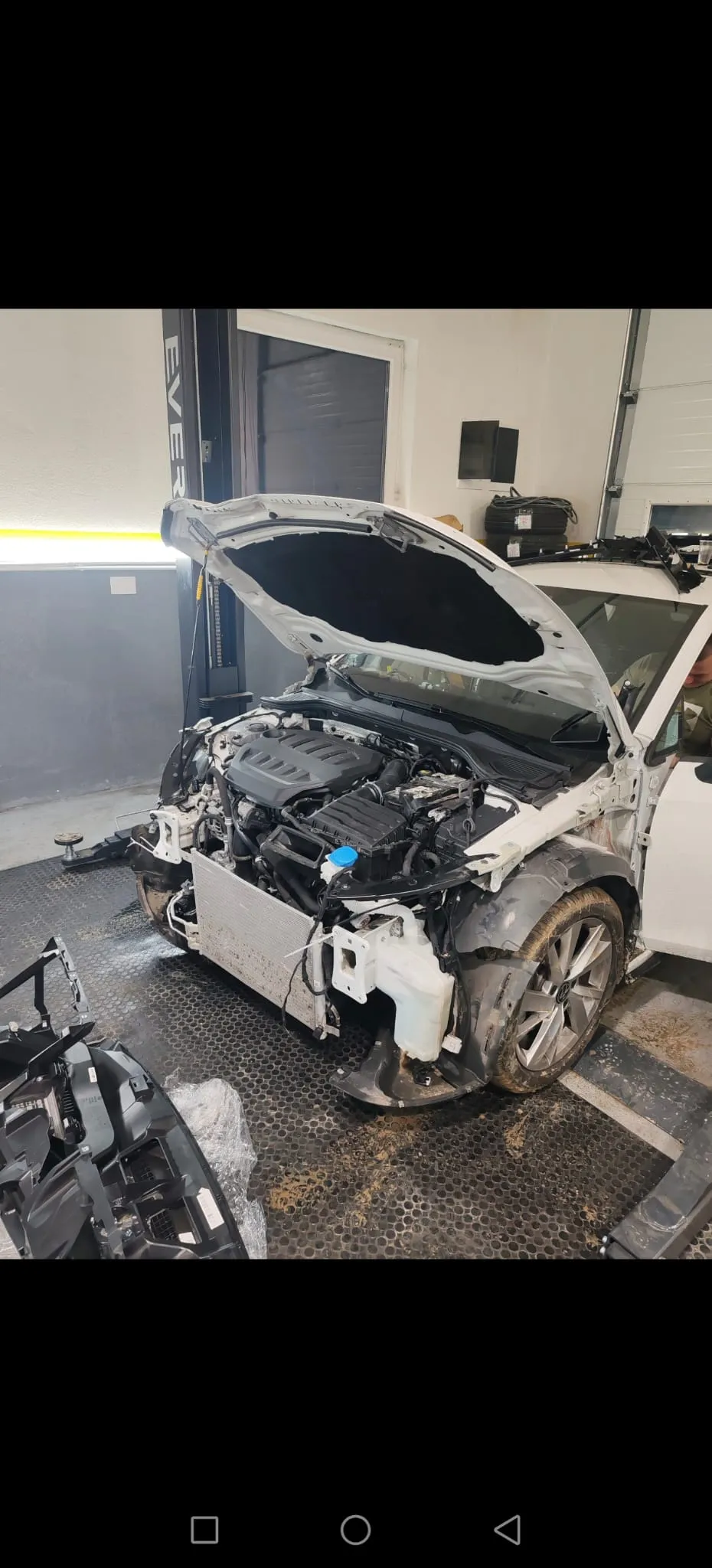 VW Golf sa razmontiranim prednjim delom i motorom pre popravke