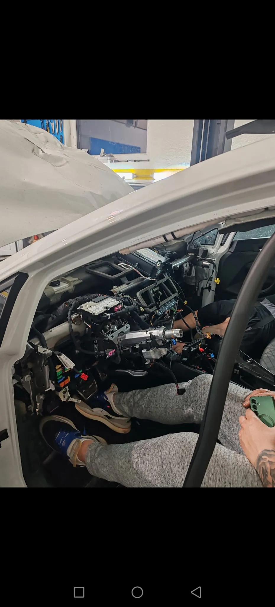 Automobil sa demontiranom instrument tablom pre popravke