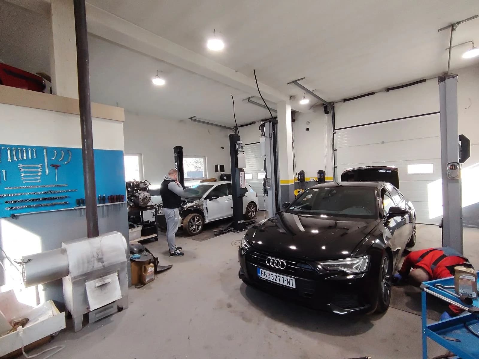 Unutrašnjost radionice Auto Servis PAJA sa vozilima na servisu