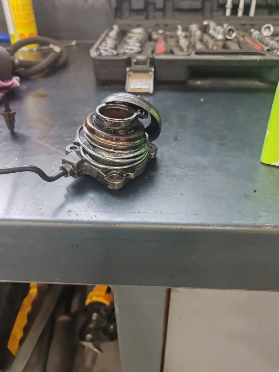 Filter ulja MANN i Filtron pored automobila