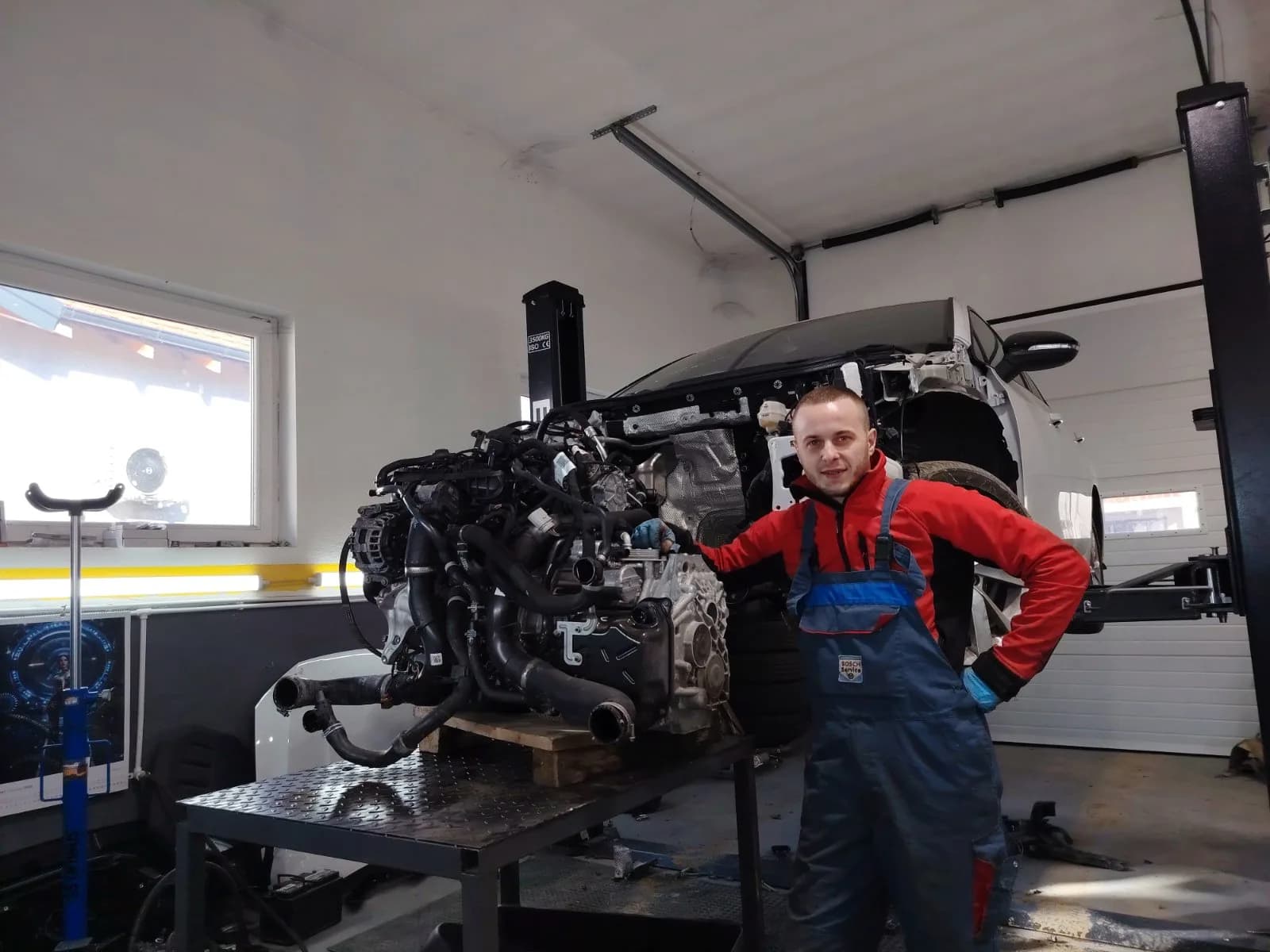 Paja — vlasnik i glavni mehaničar Auto Servis PAJA u radionici pored motora